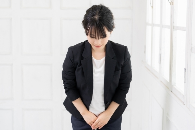 お辞儀をする女性