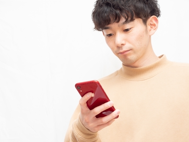 スマホ操作する男性