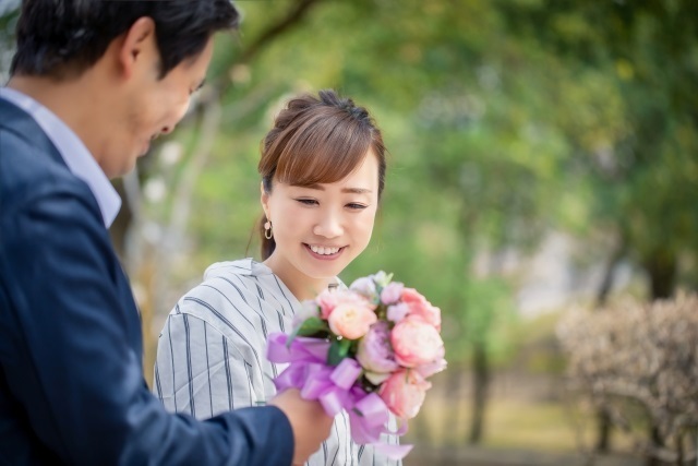 女性が花束をもらう写真