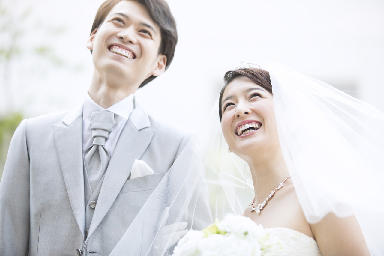 結婚式を挙げるカップル