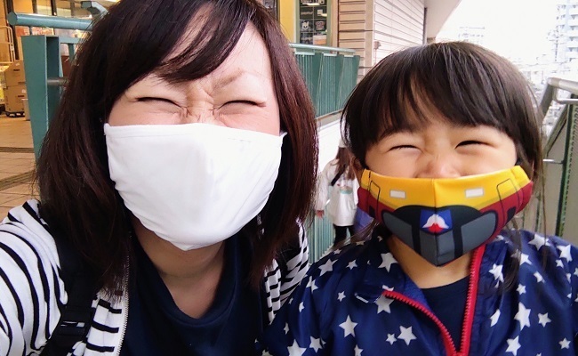 カウンセラーと子供の写真