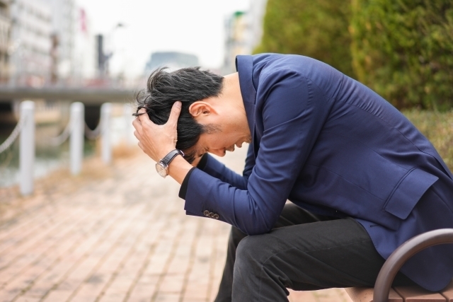 ショックを受ける男性