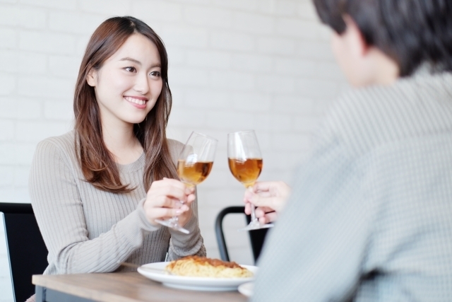 カフェでデートする男女