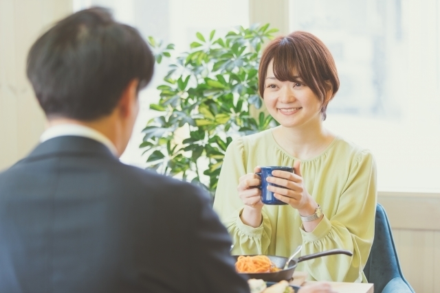 カフェでお見合いをする男女