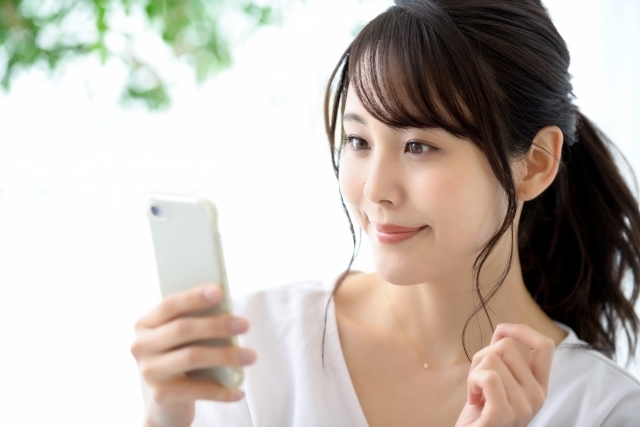 スマホを見る女性