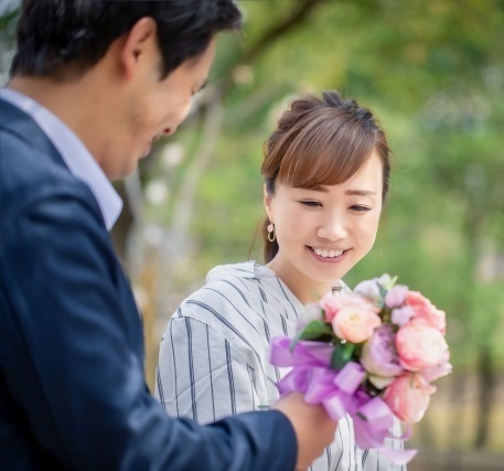 男性が恋人に花束を渡す風景