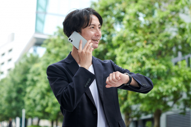 男性が電話をかけている