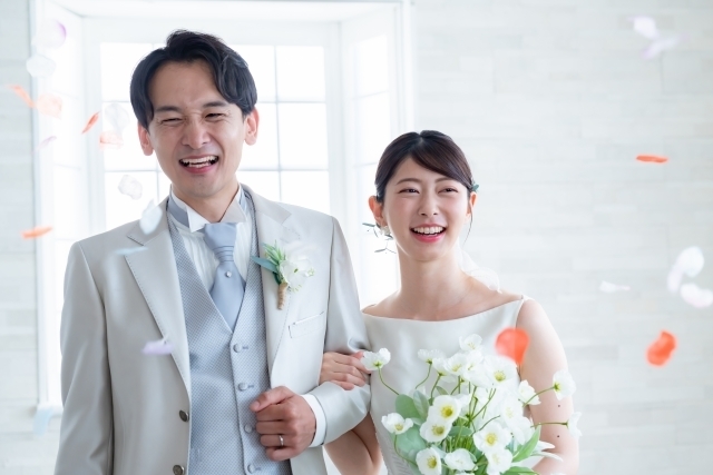 笑顔の新郎新婦
