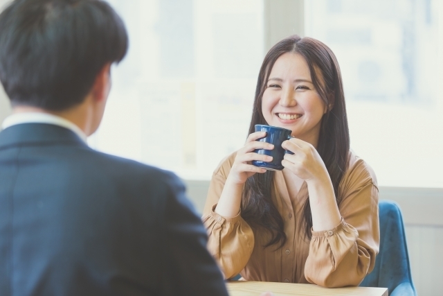 カフェでデートする男女