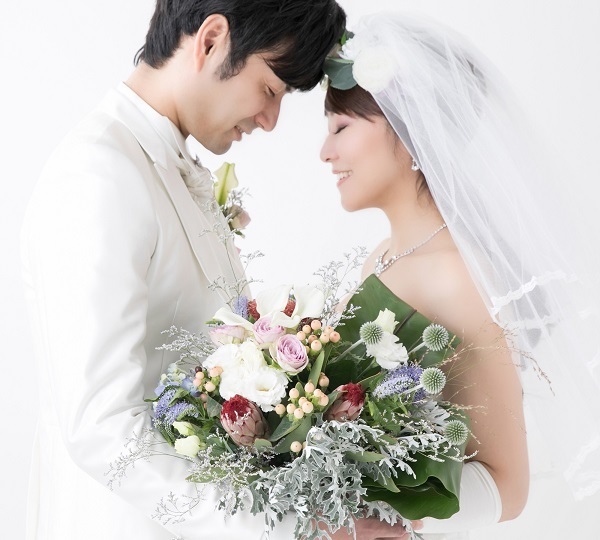 新郎新婦が向き合う写真