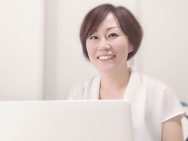 お辞儀をする女性