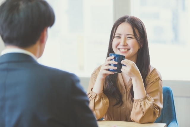 cafeデートする男女