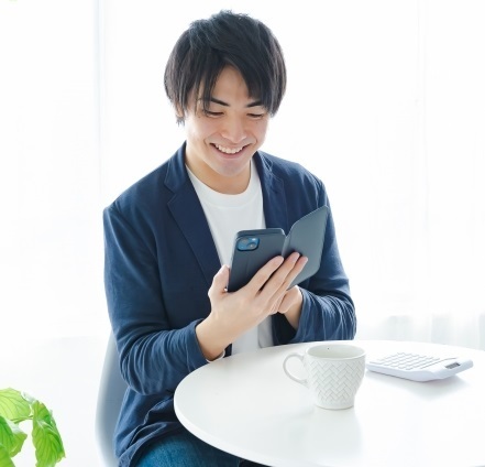 スマホを操作する男性