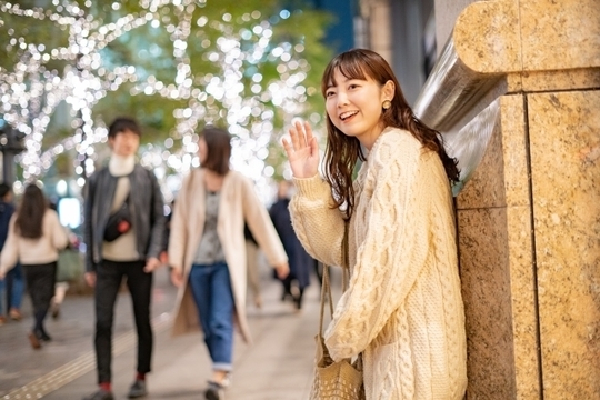 デートで待ち合わせをする女性