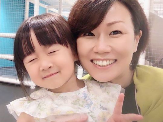 カウンセラーと子供の写真