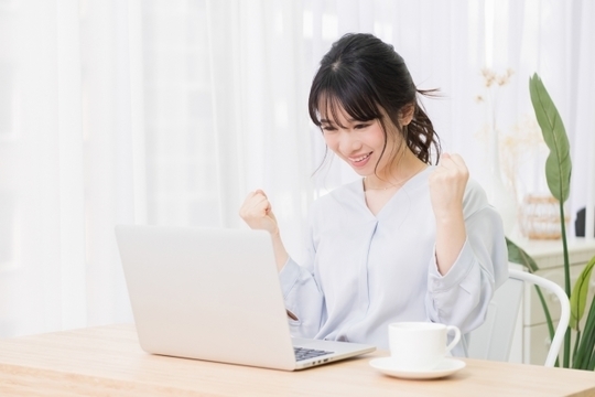 ガッツポーズをする30代女性