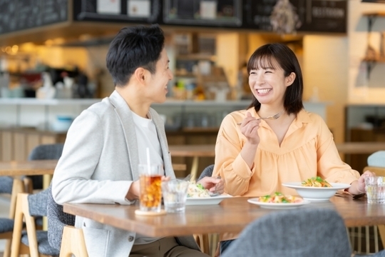 楽しそうにデートするカップル