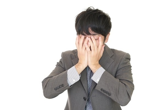 ショックを受ける男性